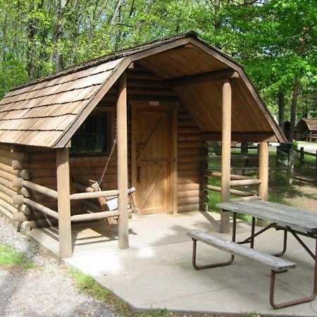 Revelstoke Campgrounds & Cabins Βίλα Δωμάτιο φωτογραφία